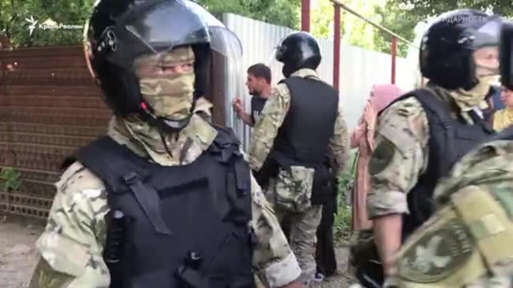 Російські силовики провели обшуки в будинках кримчан, затримано шість осіб. Кадри з місць подій (відео)