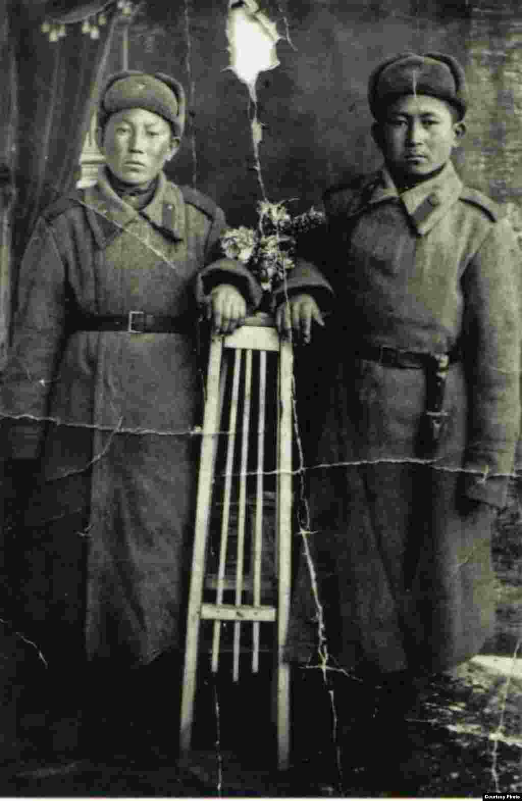 Моту Усупбеков (оңдо) 1926-жылы Талас облусунун Кара-Буура районунун (мурдагы Киров району) Бакыян айылында туулган. 1944-жылдын 16 -ноябрында Улуу Ата Мекендик согушка аттанган. 1945-жылы кат менен кошо сүрөт келип, өзү дайынсыз кеткен. 