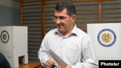 Armenia - Armen Martirosian, the top candidate of the opposition Barev Yerevan bloc, votes in municipal elections in Yerevan,5May2013.