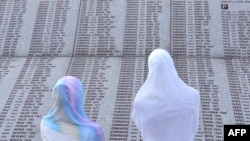 Memorijalna ploča sa imenima žrtava genocida u Srebrenici