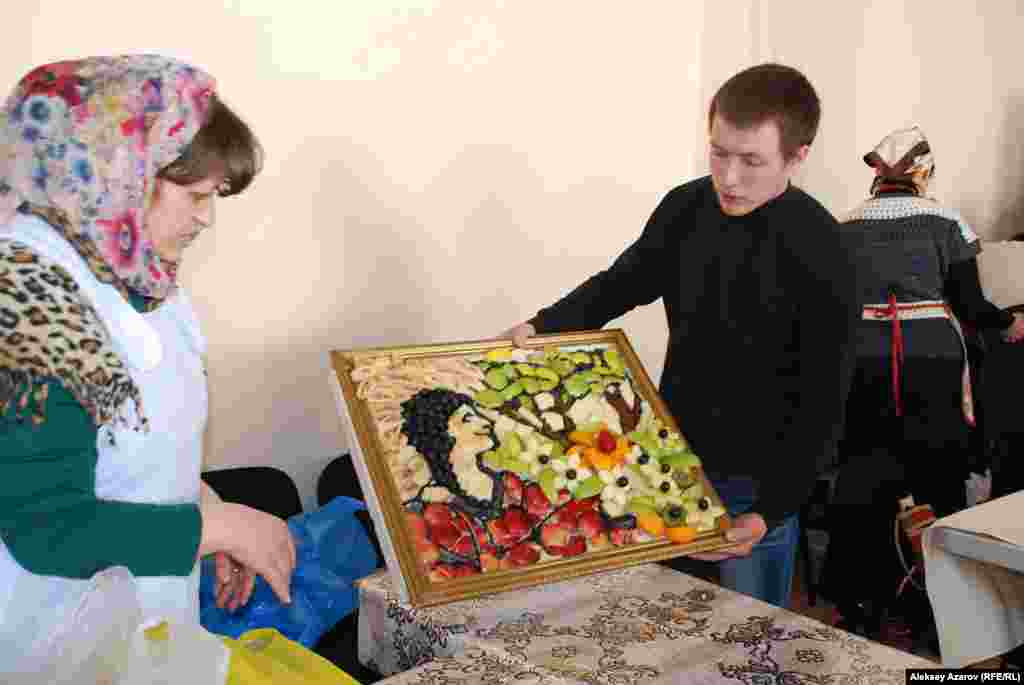 Храм Благовещения Пресвятой Богородицы представил на Фестивале постной кухни композицию «Сад Эдема», сделанную из фруктов и ягод.