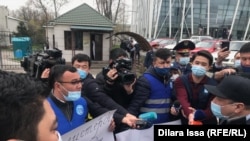 Журналисты высказали недовольство в связи с давлением со стороны полицейских. Шымкент, 5 апреля 2021 года.