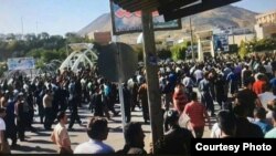 در شهریور ماه و در اعتراض به کشته شدن دو کولبر اعتراض‌هایی در بانه و سنندج انجام شد و تعدادی از تجمع کنندگان بازداشت شدند.