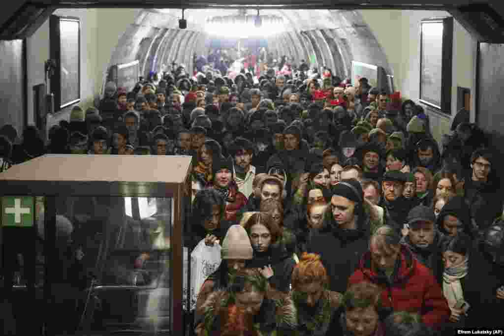 Украина, Киев. 20-декабрь, 2024-жыл. Аба чабуулу тууралуу эскертүүдөн кийин метро станцияда башкалкалаган жарандар. 