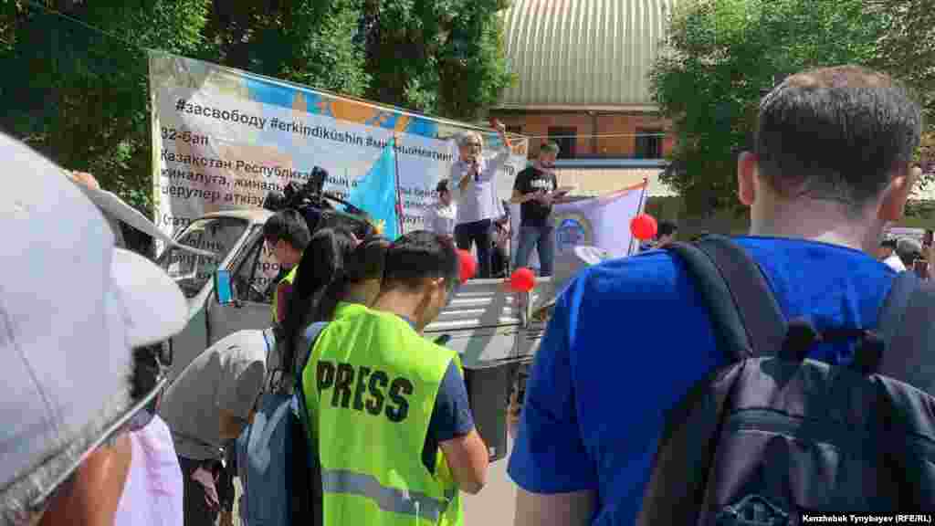 Митингіде ақпарат құрал өкілдері де болды. Азаттық әлеуметтік желідегі парақшаларында тікелей эфирде хабар таратты. 