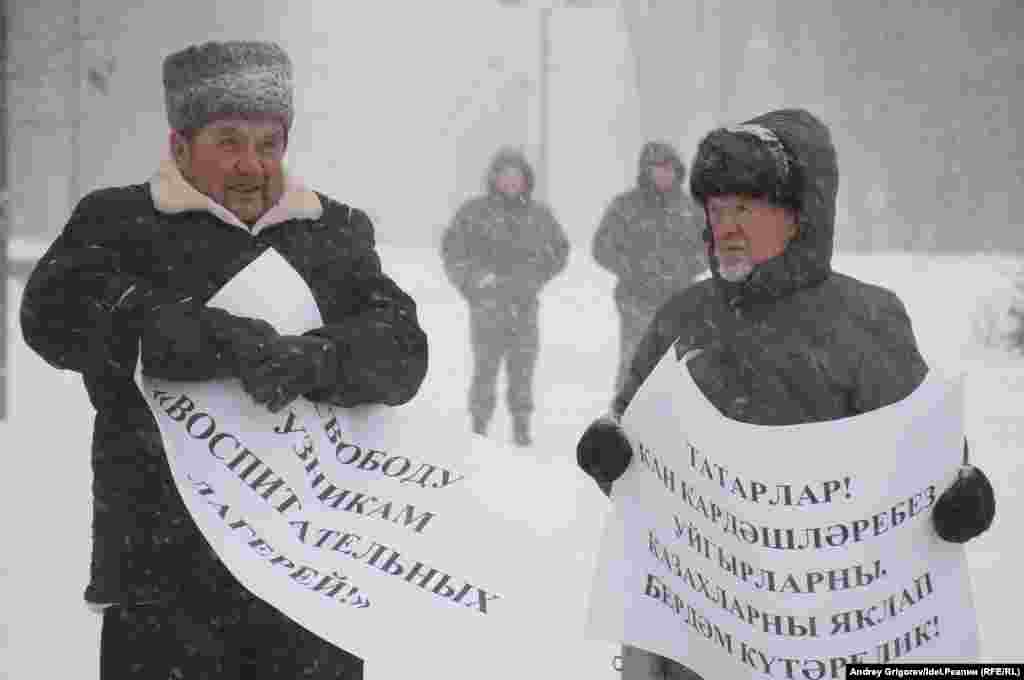 Қыркүйектің 10-ы күні Human Rights Watch халықаралық ұйымы таратқан арнайы баяндамасында Қытайдағы "саяси тәрбиелеу лагерьлеріндегі" ауыр жағдай туралы айтқан. Ұйым қытай билігін сынап, Пекинді тұтқындарды босатуға шақырған.