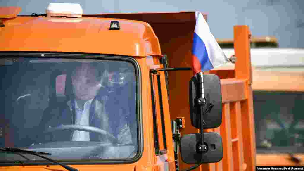 О необходимости построить переход через Керченский пролив президент России Владимир Путин заявил сразу же после аннексии Крыма – в марте 2014 года. Построить мост обещали до 2018 года, сдать в эксплуатацию – летом 2019 года.