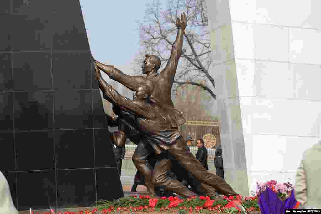 2010-жылы борбордук аянтта окко учкан жарандарды эскерүү иш-чарасынын башында төкмө акын Элмирбек Иманалиевдин 7-апрель окуясынын курмандыктарына багышталган кошогу жаңырып турду.