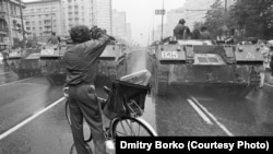 Маскөө шаарынын Калинин көчөсүндөгү танктар. 1991-жылдын 19-августу. Д.Борконун сүрөтү.