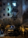 <p>Вид на разрушенные автомобили и жилой дом, повреждённый ударом российского беспилотника. Харьков, Украина, 3 апреля 2025 года. REUTERS/Sofiia Gatilova.