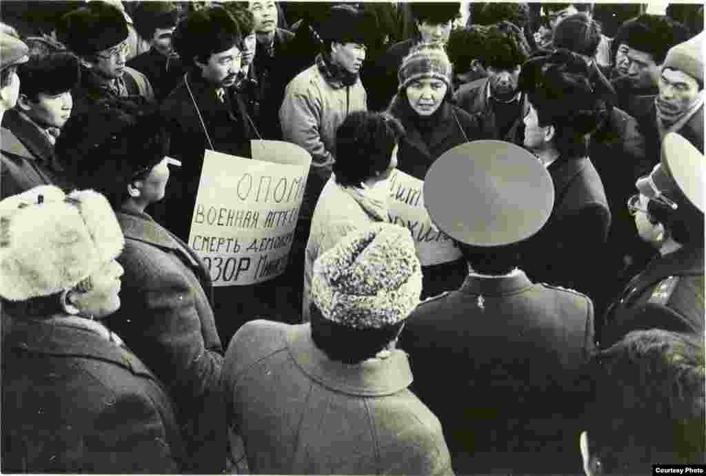 “Кыргызстан Демократиялык Кыймылынын" өкүлдөрү Фрунзе (азыркы Бишкек) шаарынын борбордук аянтында нааразылык жыйынын куруп, советтик аскерлердин Балтика өлкөлөрүнөн чыгарылышын талап кылышты. 1991-жылдын 21-январы. Ж.Жекшенин жеке архивинен. 