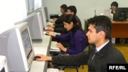 Tajikistan -- Tajik youth in Internet-center in Dushanbe, 30Mar2010