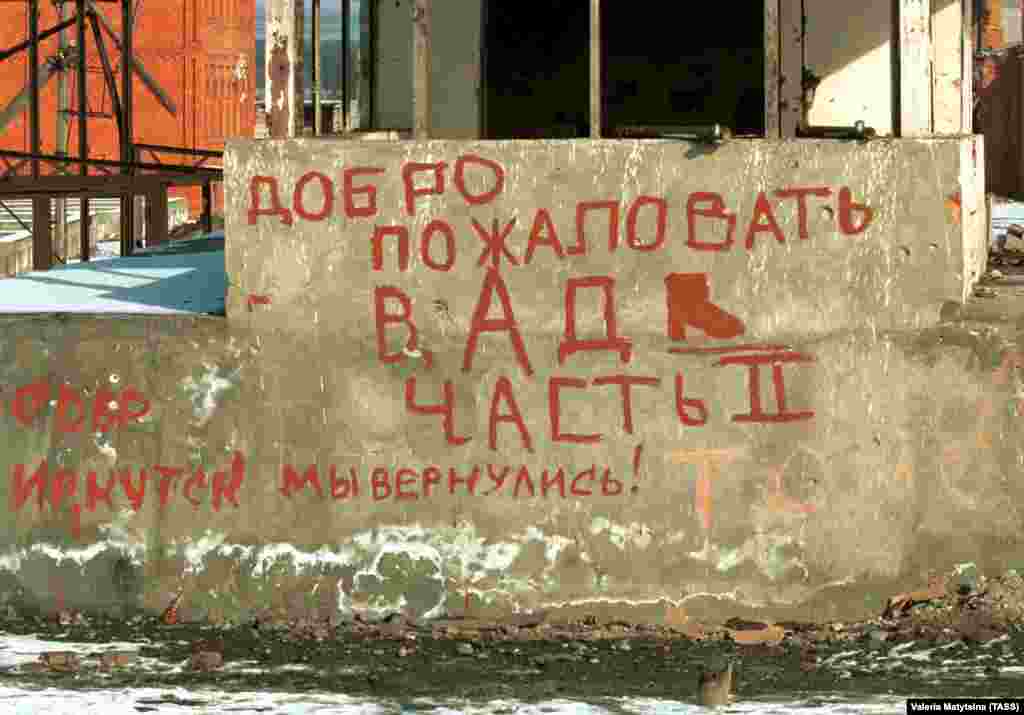  Грозныйдың шетіндегі қираған ғимараттың бірінің қабырғасындағы "Тозаққа қош келдіңіздер. 2-бөлім" деген жазу жазылған.