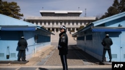 Një ushtar jug-korean bën roje pranë vijës ushtarake të demarkacionit dhe Godinës Panmun të Koresë së Veriut, në fshatin Panmunjom.
