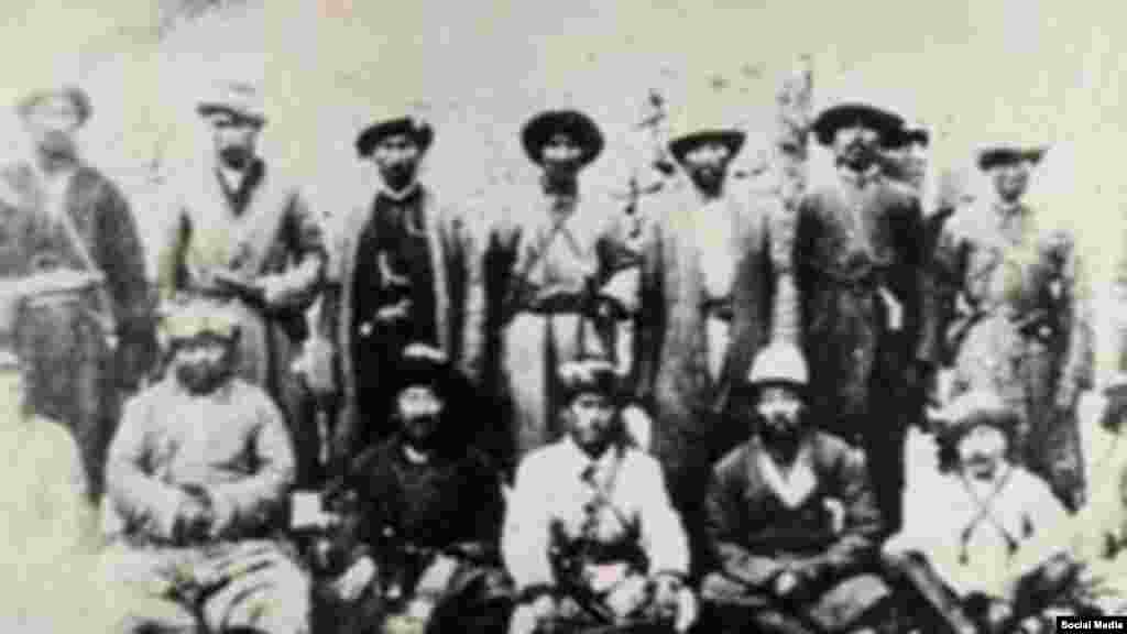 Жаныбек казы Сагынбай уулу (1869—1933) жигиттери менен. 