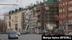 Ремонт фасада здания, выходящего на центральную улицу Омска, в преддверии форума межрегионального сотрудничества России и Казахстана.