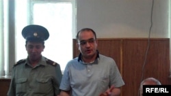 Журналист Эйнула Фатулаев (в центре) в суде. Баку, 2 июня 2010 г.