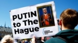 Протестующие у здания Международного суда ООН потребовали ареста российского лидера Владимира Путина. Гаага, Нидерланды, 7 мая 2024 года