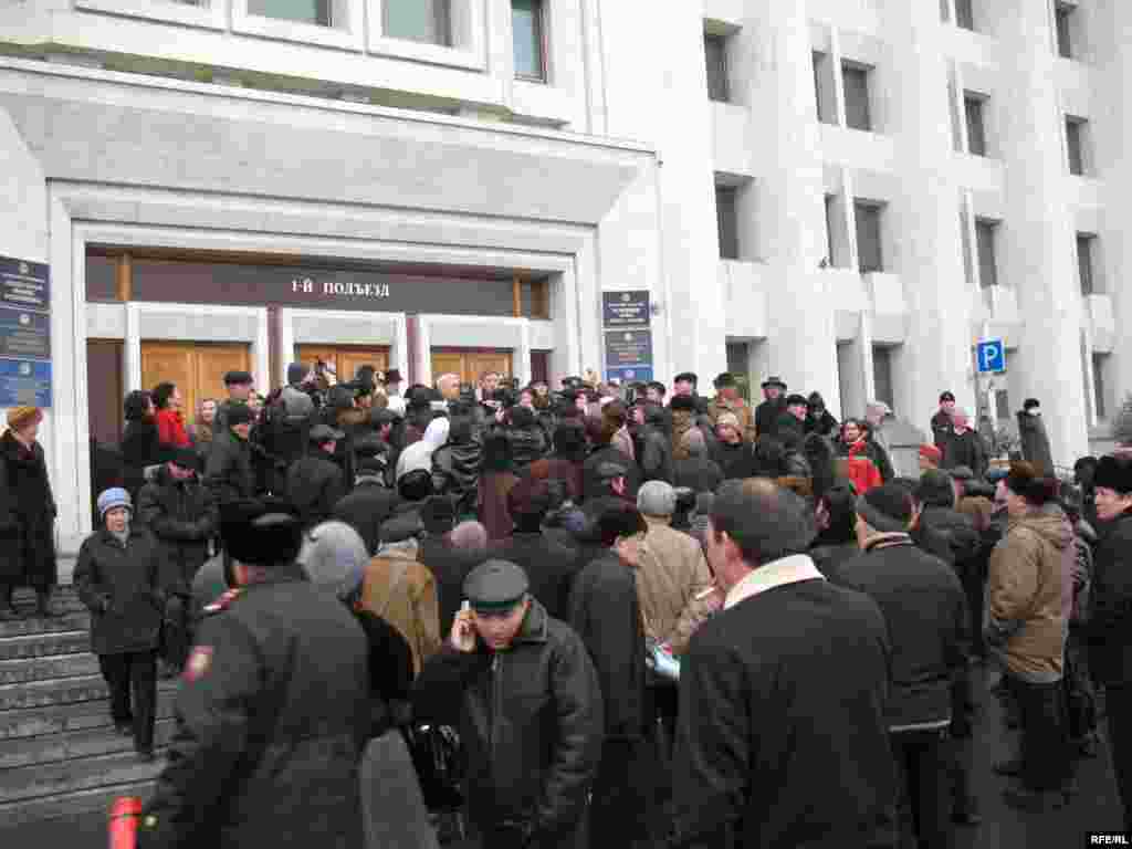 Қалалық әкімдік алдындағы наразылық шарасына жүздеген адам қатысты. Алматы, 19 желт. 2008 жыл. - Сотни людей участвовали на акции протеста перед городским акиматом. Алматы, 19 декабря 2008 года.