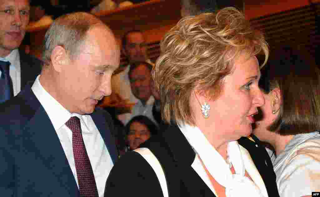 Президент России Владимир Путин и его жена Людмила побывали в Государственном Кремлевском дворце на постановке балета "Эсмеральда". После спектакля, отвечая на вопросы журналистов, Путины подтвердили, что не живут вместе и их «брак завершен». Москва, 6 июня 2013 года.