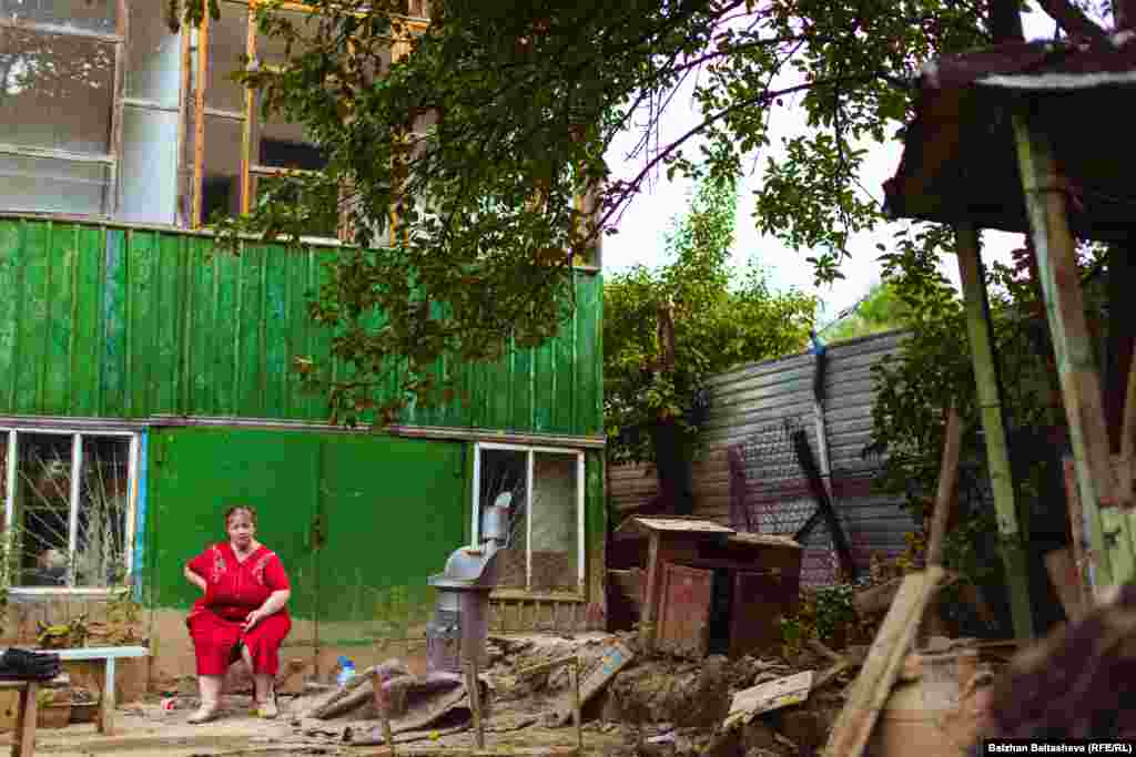 Любовь Александровна живет одна. Ее дом очень сильно пострадал от селя. Помочь ей, кроме волонтеров, некому. 
