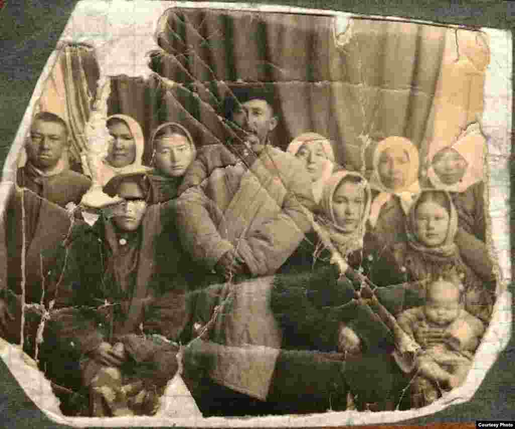 Солдо экинчи катарда: Сейдимкан Асранкулованын 1929-жылы туулуп, тылда иштеген агасы Исабек Асранкулов жана анын жанында апасы Калый. Сүрөттөгү башка адамдар да Асранкуловдордун жакын туугандары болушкан. 40-жылдардын ортосундагы сүрөт. 