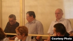 Екінші қатарда солдан оңға қарай: айыпталушылар Ақжанат Әминов, Серік Сапарғали, Владимир Козлов. Ақтау, 16 тамыз 2012 жыл.