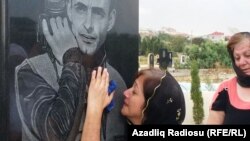 Расим Алиевтің зиратының басында тұрған туысқандары.