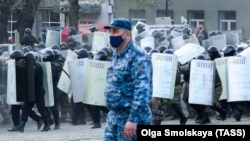 Полиция на митинге ковид-диссидентов во Владикавказе 20 апреля 2020 г