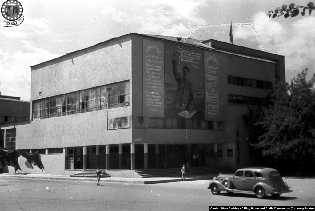 Здание Дома правительства. Снимок сделан в 1947 году (слева). Дом Совнаркома (правительства) КазССР строили в 1928–1931 годах по проекту известного советского архитектора теоретика конструктивизма Моисея Гинзбурга. Но уже в 1957 году в городе сдали в эксплуатацию новый Дом правительства, а здание Гинзбурга занял учебный корпус КазГУ. Позже, в 1982 году, сюда «переехала» Академия искусств имени Жургенова. Здание считается важным памятником советского авангарда, однако его облик после нескольких реконструкций сильно изменился. 
