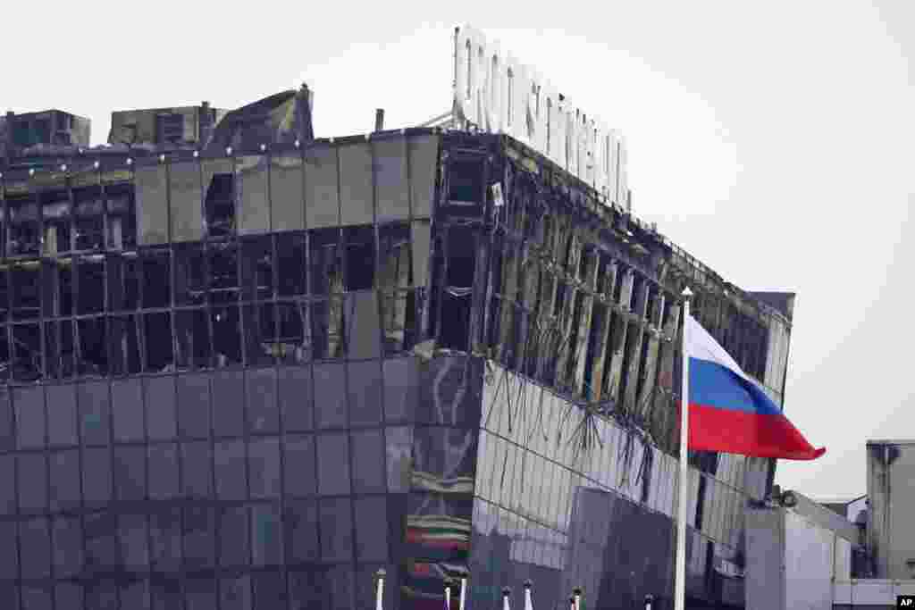 Эки жума мурда, Орусиядагы президенттик шайлоо алдында АКШ Москвада теракт болушу мүмкүн экенин эскертип, америкалык жарандарга эл көп топтолгон жерге барбоого чакырган. Шайлоодон кийин Владимир Путин Батыш өлкөлөрүнүн Орусияда теракт болушу мүмкүн деген чочулоосуна "чагым" жана "коомдо башаламандык жаратуу аракети" катары баа берген.
