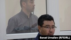 Абдухалил Абдужаббаров (сол жақта) пен адвокаты Жандос Бұлқайыр сот отырысында. Орал. 25 шілде 2017 жыл.