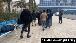 Дүйшөмбү шаарындагы аэропорттогу ооган учкучтары. 8-ноябрь, 2021-жыл.