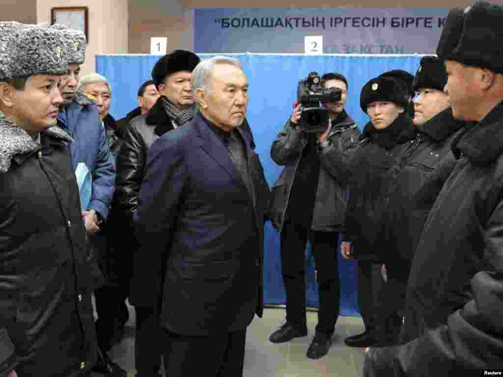 2011 жылғы 16 желтоқсан күні Маңғыстау облысы Жаңаөзен қаласында бірнеше айға созылған мұнайшылар ереуілі күшпен басылып, полиция атқан оқтан 16 адам қаза тапты. Жаңаөзен оқиғасынан кейін Қазақстан президенті Нұрсұлтан Назарбаев Германияға ресми сапармен барды. Жергілікті журналистің Жаңаөзен оқиғасына қатысты сұрағына ол «Полицияның ісі дұрыс болды, өкінішке қарай, адамдар қаза тапты... Германияда тәуелсіздік күні ондаған мас жігіт адамдарды сабап, балаларды ұрып, микрофонды сындырып, азғантай ғана полицейлерді жараласа, не істер едіңіздер?» деп жауап берді. «Жаңаөзен ісі» бойынша жергілікті абақты басшысы, бірнеше полицей, Маңғыстау облысы әкімі орынбасары, Жаңаөзен әкімі, мұнай компаниясы менеджерлері және оппозиция өкілі, «жаппай тәртіпсіздіктерді ұйымдастырушылар» сотталды. Суретте: Нұрсұлтан Назарбаев Жаңаөзен оқиғасы кезінде кезекшілік атқарған полицейлермен кездесіп тұр. Жаңаөзен, 22 желтоқсан 2011 жыл