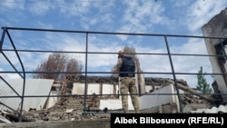 Чек арадагы жажалда талкаланган үйлөрдүн бири.