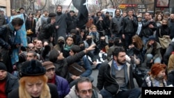 Armenia - Hundreds of people demonstrate against joining the Customs Union during Russian President Vladimir Putin's visit to Yerevan, 02Dec2013.