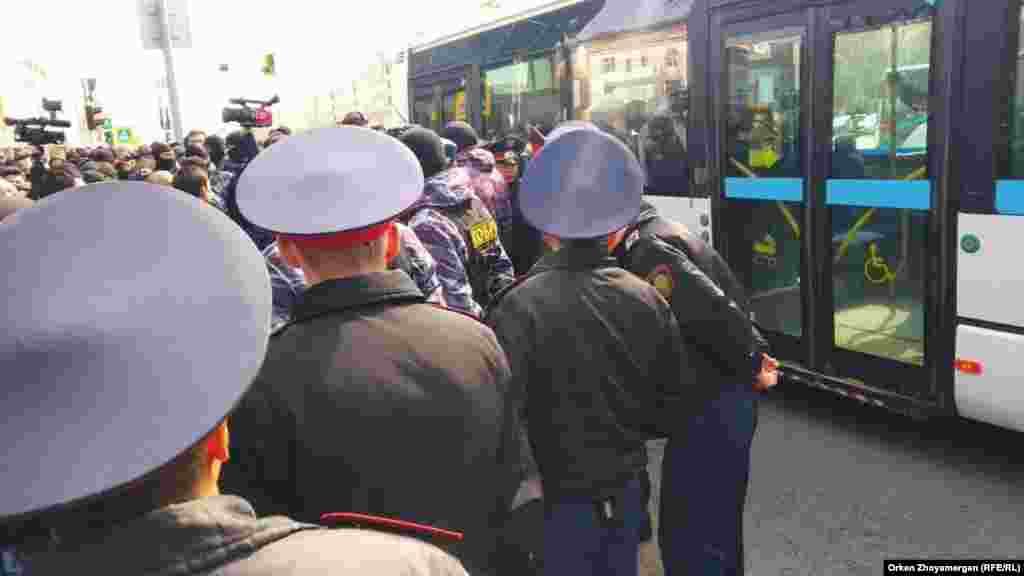 Шеруге жиналғандар ұсталғандарды босатуды талап етіп, айғайлады. Нұр-Сұлтан қалалық полиция басшысы оларға "ұсталғандарды босатамыз, бірақ егер сіздер осы жерден кетпей, шеруді жалғастырсаңыздар, онда ұстаймыз" деп ескертті. Нұр-Сұлтан. 1 мамыр 2019 жыл. 