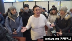 Уборщица международного аэропорта имени Нурсултана Назарбаева Улжан Тельгозина (на переднем плане) во время акции протеста за улучшение условий труда. Нур-Султан, 7 февраля 2020 года.