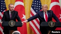 Доналд Трамп (рост) ва Раҷаб Тайиб Эрдуғон (чап). Вашингтон, моҳи ноябри соли 2019