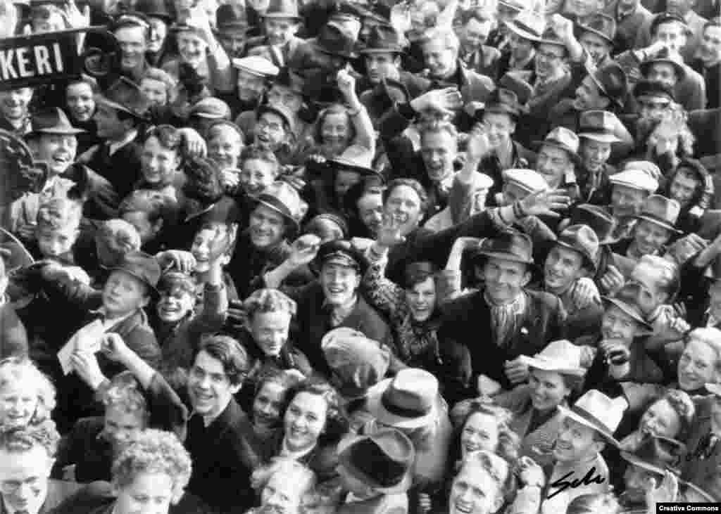 Masa slavi 8. maj u Trondheimu, Norveška, 1945. Norveška je pet godina bila pod okupacijom nacističke Njemačke.