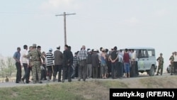Баткендин чек арадагы Кара-Бак айылынын тургундары Тажикстанга тиешелүү жолду тосууда, 18-апрель.