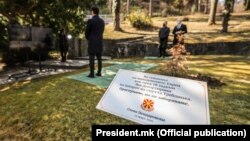 Македонскиот претседател Стево Пендаровски засади македонски даб, во спомен на холокаустот на македонските Евреи во логорот Треблинка