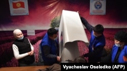 2021-жылдын 10-январында өткөн президенттик шайлоо жана башкаруу тартибин аныктаган референдум учуру. Бишкектеги добушканалардын бири.