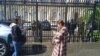 Охрана парламента не пропустила на заседание сессии троих аккредитованных там журналистов – Изиду Чаниа, Низфу Аршба и Елену Заводскую