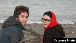 آرش صادقی و همسر او، گلرخ ایرایی