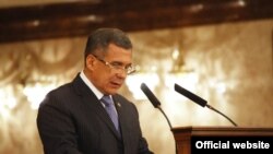 Рөстәм Миңнеханов еллык юлламасын укый, Казан, 13 октябрь 2010
