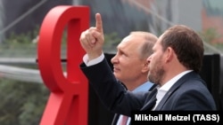 Сооснователь «Яндекса» Аркадий Волож (справа) с Владимиром Путиным, 2017 год