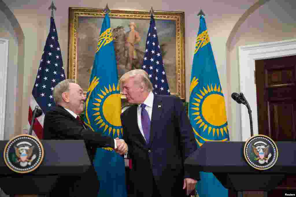Назарбаев сказал, что Трамп успешно провел налоговую реформу в США. "Вы провели поразительную налоговую реформу. У нас корпоративный налог - 20 процентов, подоходный налог - 10 процентов для всех. Я это поддерживаю, потому что я это сделал лет пять назад", - заявил Назарбаев, после чего по залу, где проходил брифинг, прокатился смех.