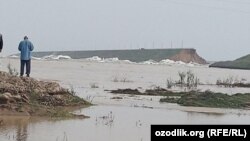 Прорыв дамбы Сардобинского водохранилища в Узбекистане.