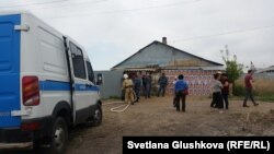 Несіпкүл Ұябаеваның үйін сүру. Үйдің жанында полиция көлігі мен өрт сөндірушілер жүр. Астана, 12 мамыр 2017 жыл.